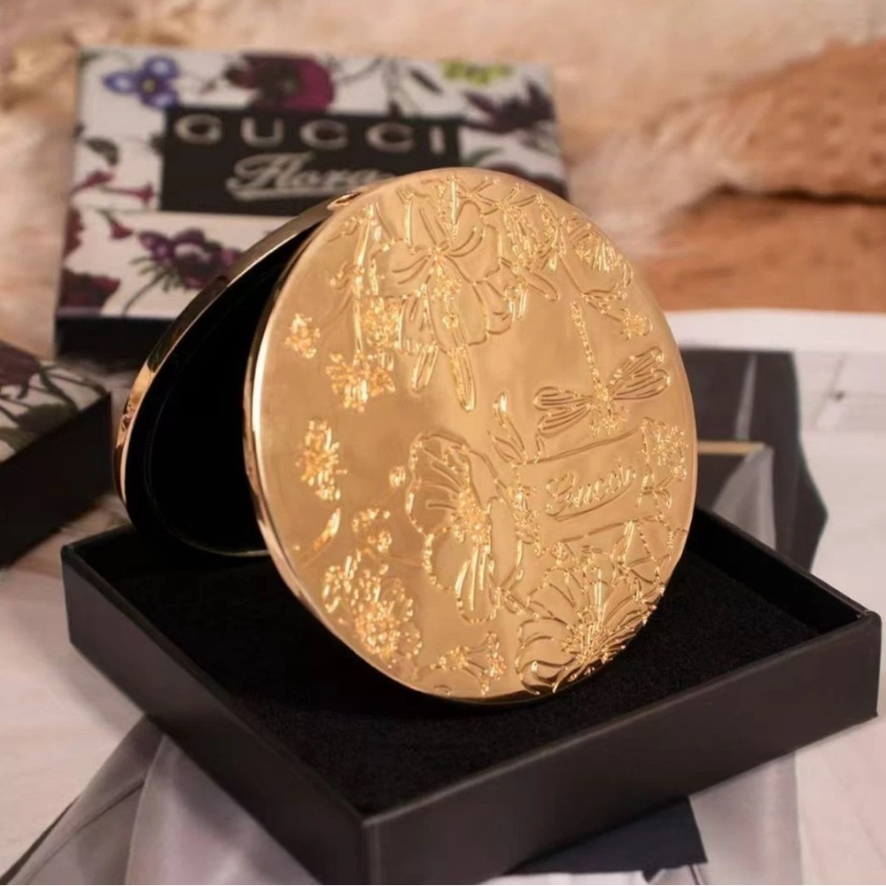 NIB Gucci Flora Gold Floral Embossed Compact Mirror - Picture 3 of 5